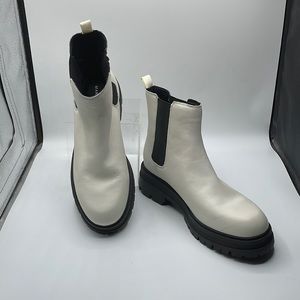 Womens size 9.5 platform ankle boots by Marc Fisher.Leather. PreOwned white